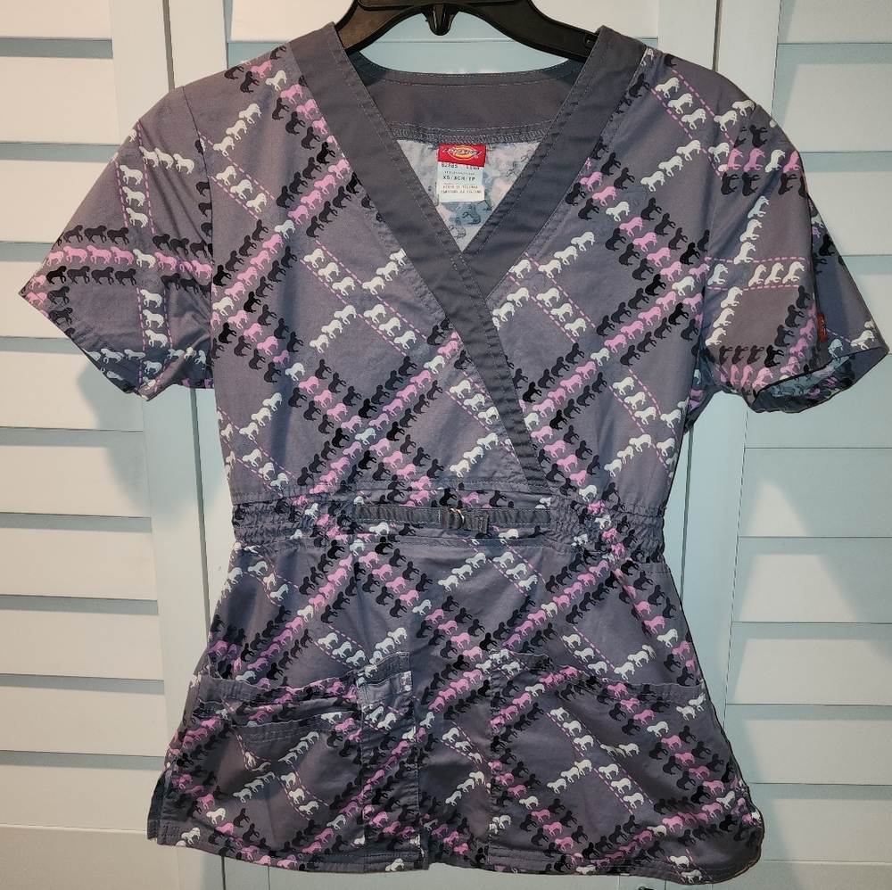 Dickies Medical NWOT Gray V-Neck Size XS Fashion Scrub Top Horse Print